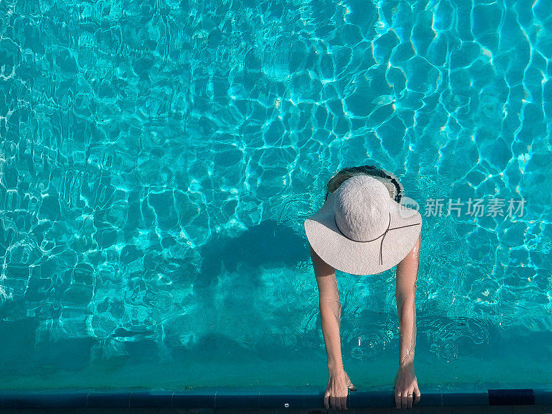 帽子女人在游泳池里