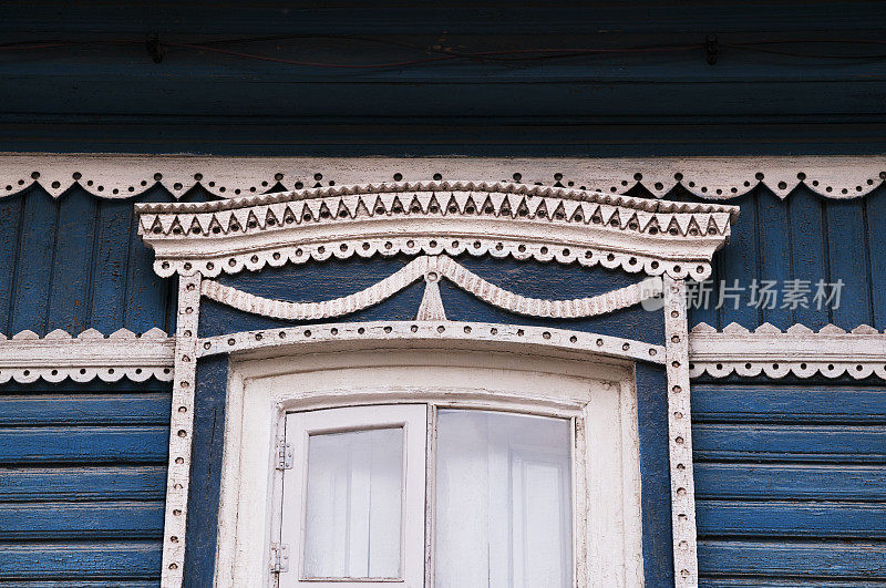19世纪最后四分之一时期的带有百叶窗的旧俄罗斯木窗碎片