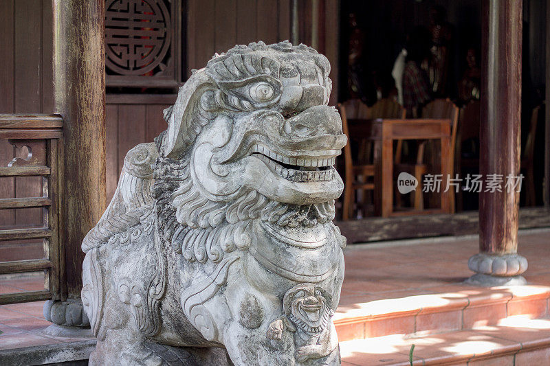 中国寺庙的狮子石像