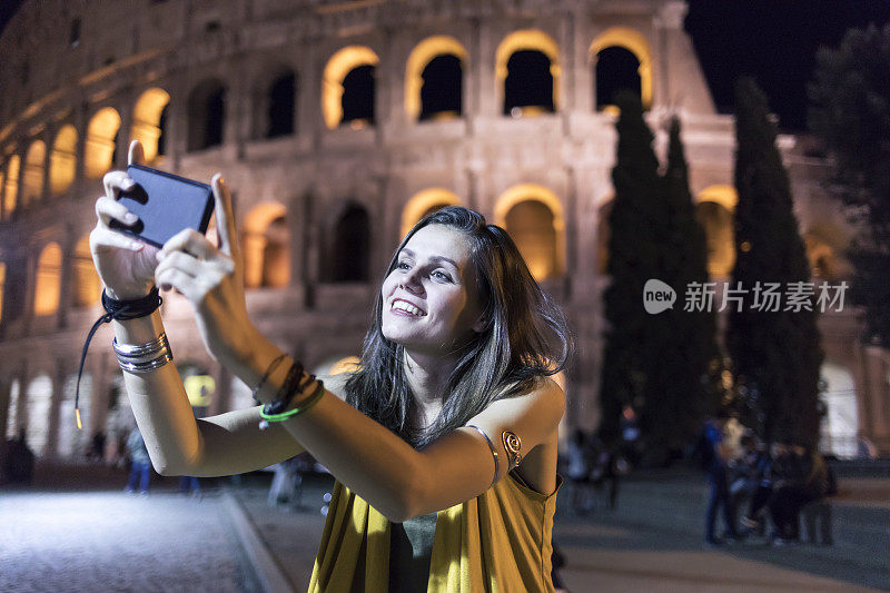 微笑的年轻女子在罗马自拍