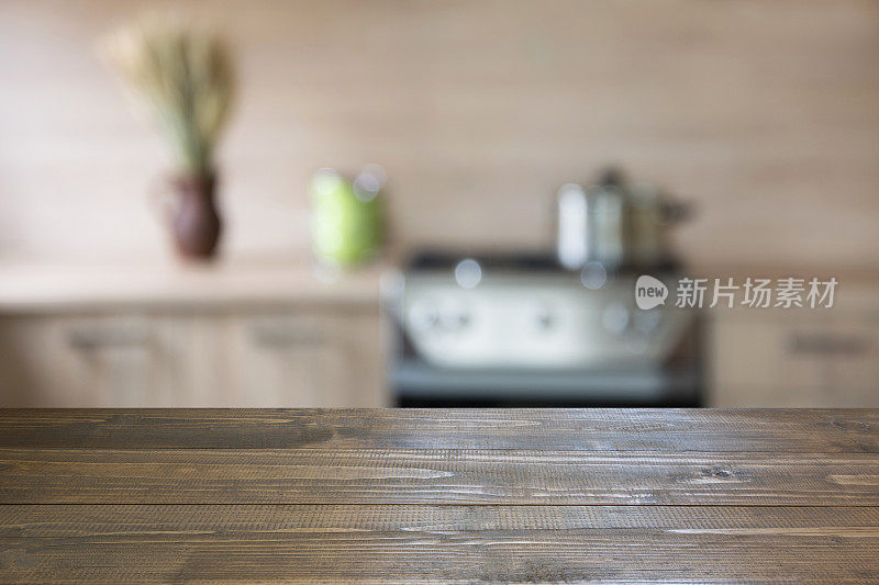 模糊的背景。现代厨房与桌面和空间为您。
