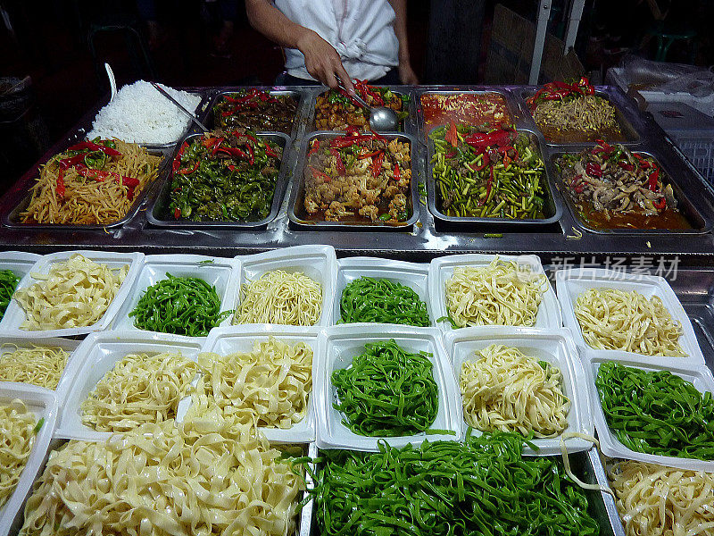 甘肃省兰州市正宁路夜市上的中国面条和当地小吃