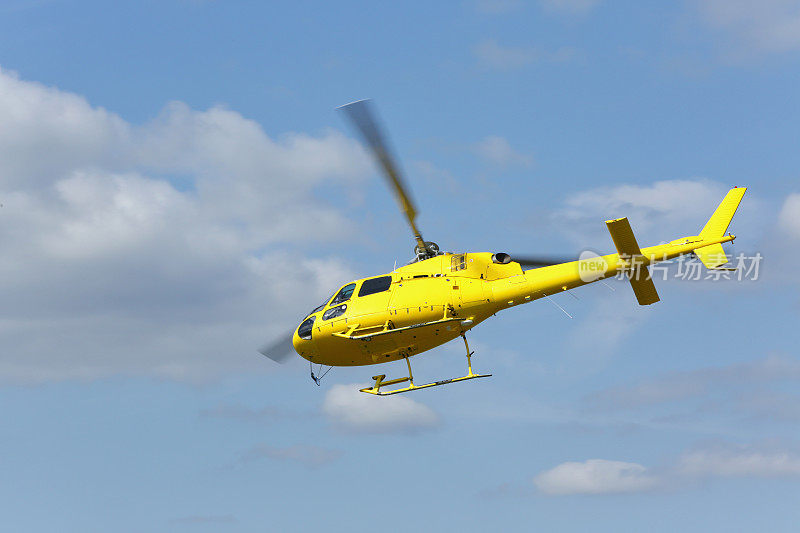 救援直升机。黄色直升机在地面上空盘旋。