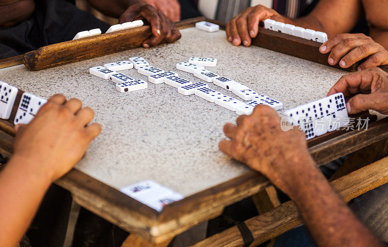 在古巴特立尼达的街道上玩多米诺骨牌