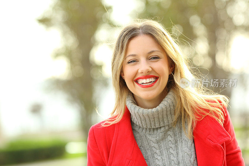 一个快乐的女人在冬天穿着红色夹克的肖像