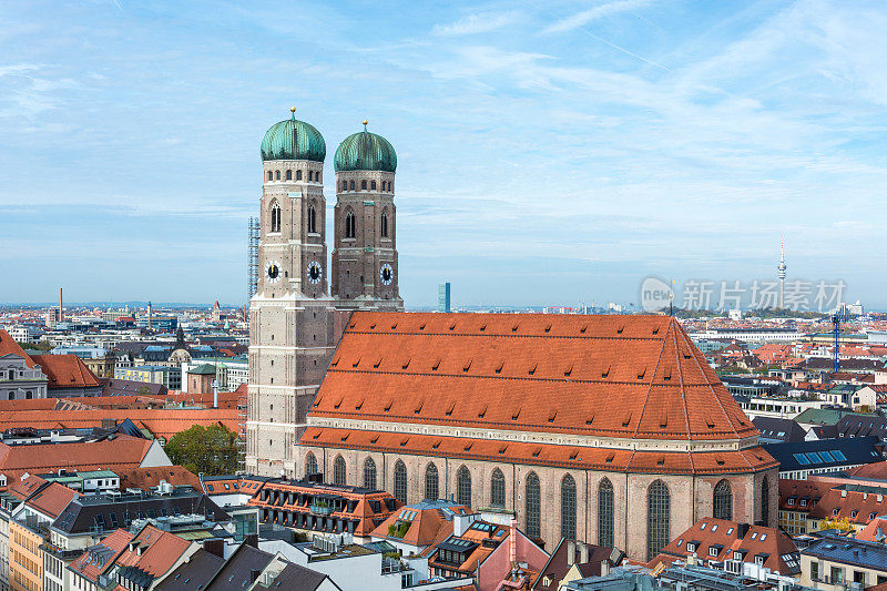 德国慕尼黑玛丽恩广场附近圣母教堂的鸟瞰图，蓝天