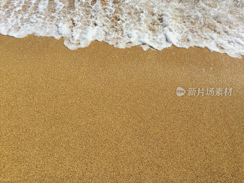 夏威夷海滩上的金色沙滩和浪花