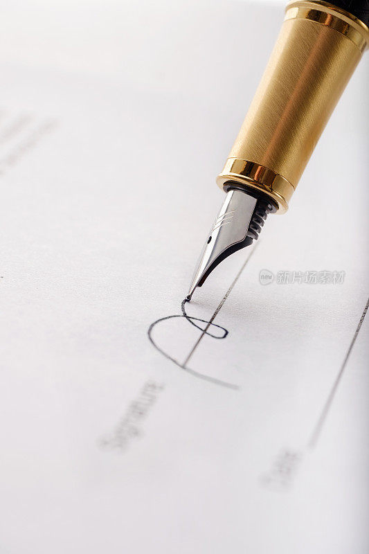 镀金钢笔签署合同，文件的特写。垂直的图像。