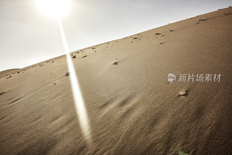 阿塔卡马沙漠沙漠和阳光照射下来