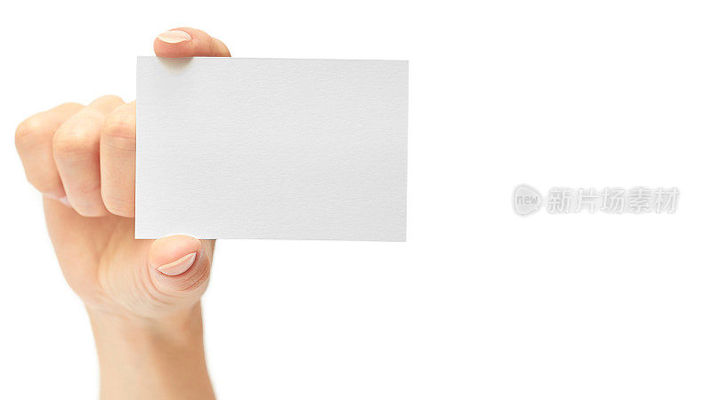 女性手中握着一张名片。孤立在白色背景上。复制空间、模板