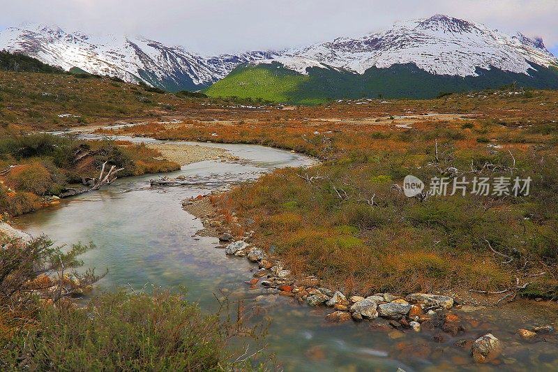 河流和田园诗般的安第斯景观，乌斯怀亚-火地岛，阿根廷