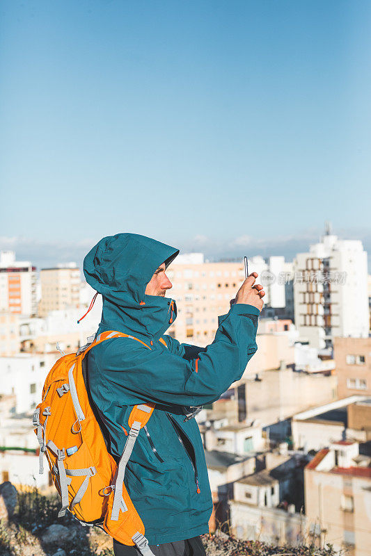 游客在阿尔梅里亚市