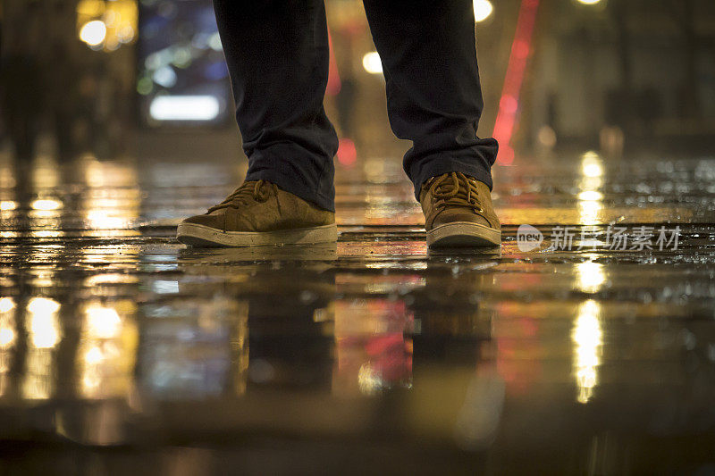 雨中站在街上的男人