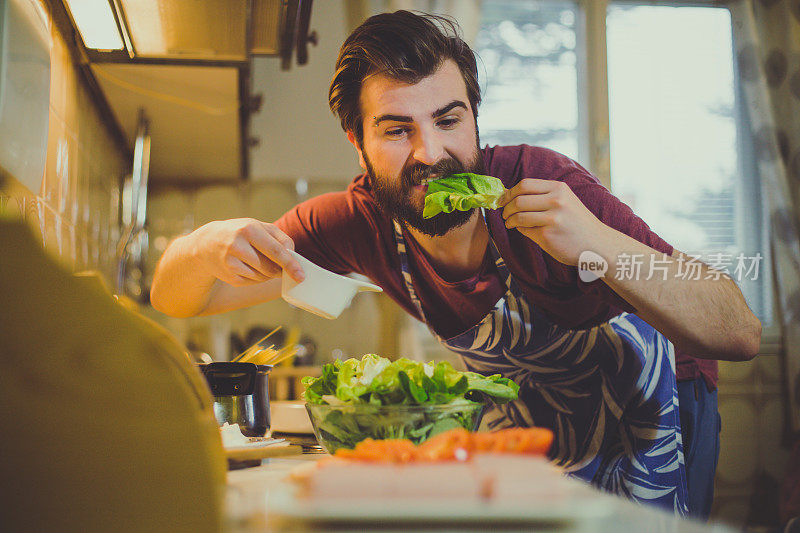 帅男在厨房准备健康餐