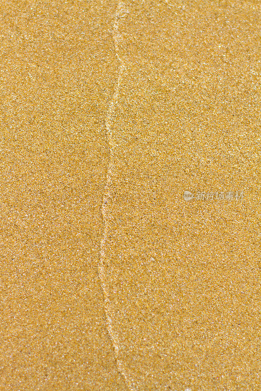 背景纹理:阳光下的沙子图案(特写)
