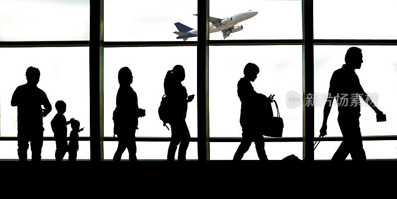 旅行者背包的剪影进入机场