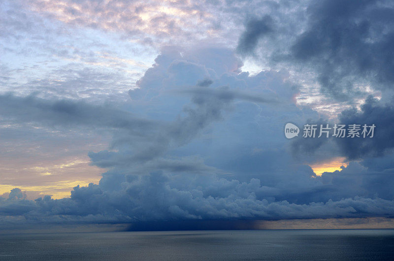 日出时大西洋上空的雷雨