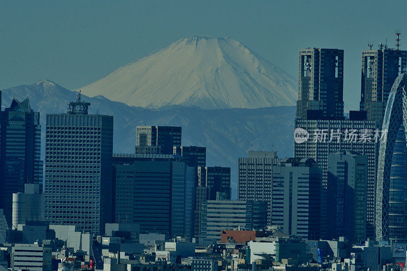 富士山和东京的天际线:白天和晚上