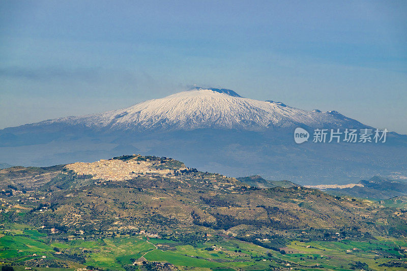 从Calascibetta(意大利西西里岛)看到的埃特纳火山