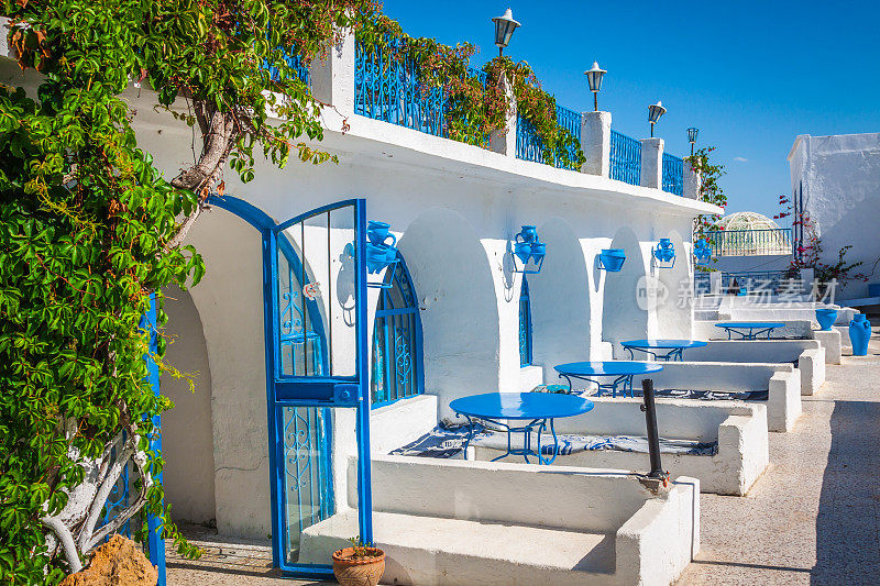 突尼斯餐馆的特写。西迪·布·赛义德镇位于突尼斯北部，以其蓝白相间的建筑而闻名
