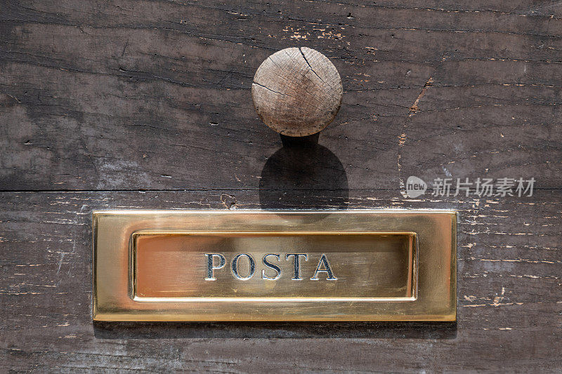 贴上“Posta”标签的意大利信箱