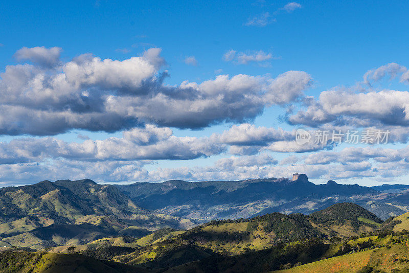 米纳斯吉拉斯州南部的景观与丘陵和Baú山在地平线上，Gonçalves，米纳斯吉拉斯州