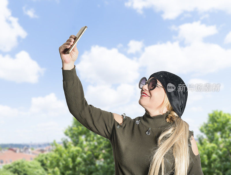 成熟的女人用手机自拍