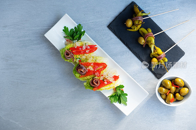 凤尾鱼和辣椒，传统开胃菜“吉尔达”，橄榄，苹果酒。巴斯克菜。西班牙