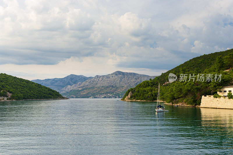 克罗地亚布拉克岛海岸小镇Pucisca附近的海湾