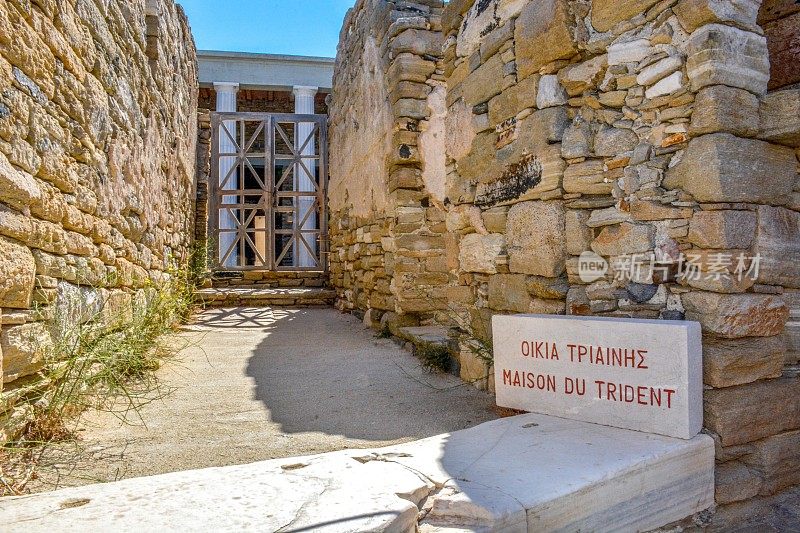 漫步在“神圣的”提洛斯岛考古遗址中的古镇。基克拉迪群岛,爱琴海。