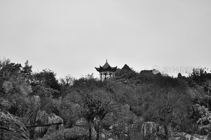 石林中的一座寺庙(中国云南昆明)
