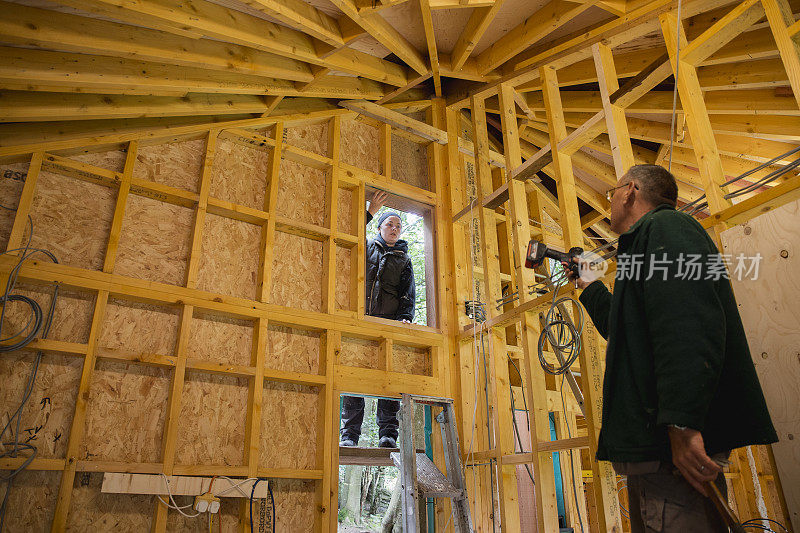 建筑工人正在建造树屋