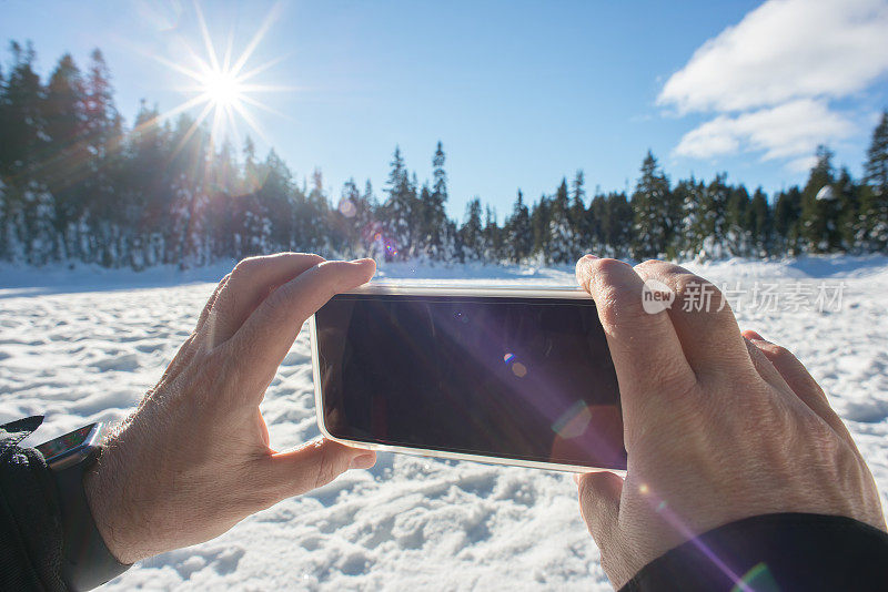 人类用智能手机拍摄冬季景观的个人视角