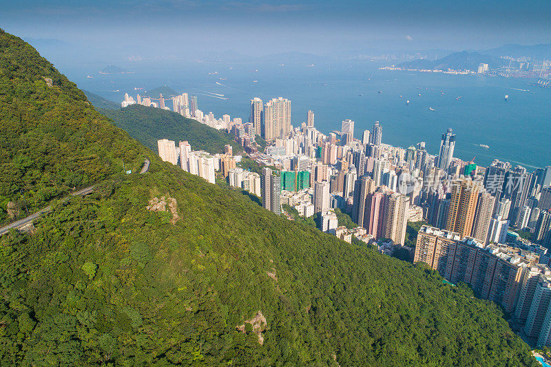 鸟瞰图的香港城市天际线和维多利亚港日落在中国