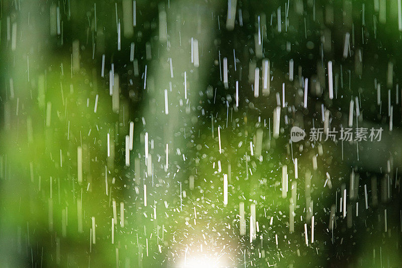 倾盆大雨