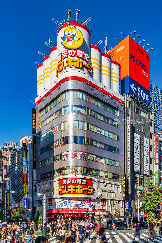 日本东京新宿歌舞伎町红灯区的街景