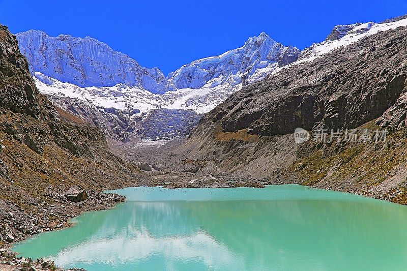 秘鲁安第斯山脉，拉古纳·拉卡湖，冰川和白雪皑皑的布兰卡山脉