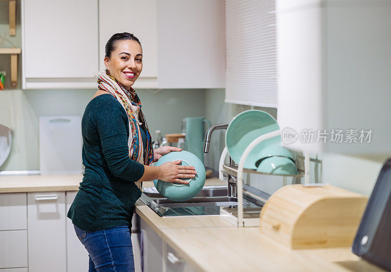 家庭主妇洗盘子