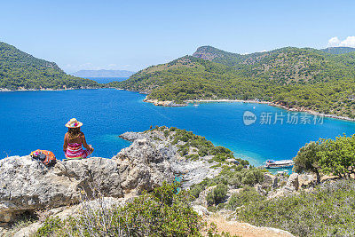 女游客正在休息，看海。