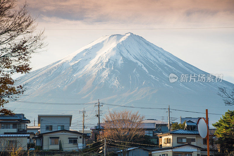 早晨的富士山和川口湖，秋季的富士山在山町。