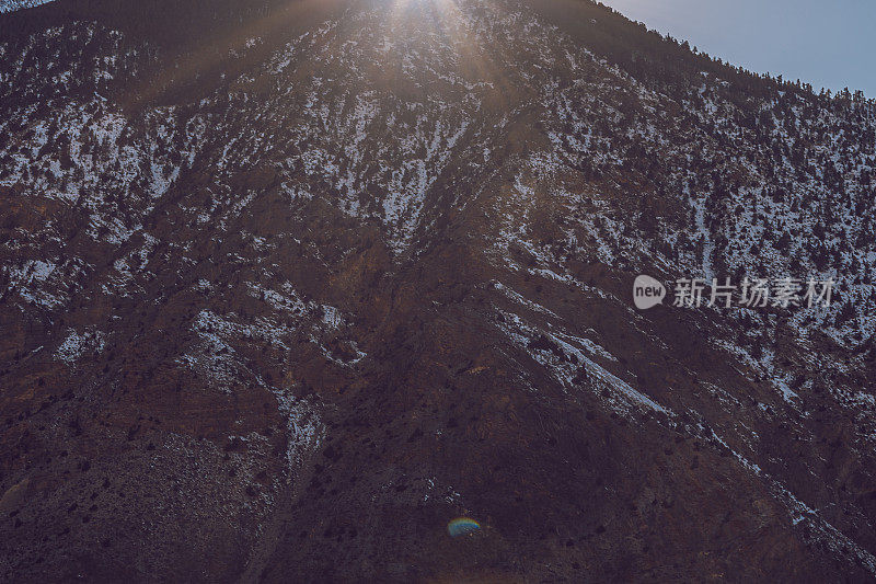 明亮的太阳照在山顶上