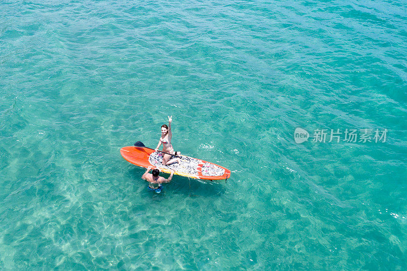 年轻女子在海上练习运动的鸟瞰图