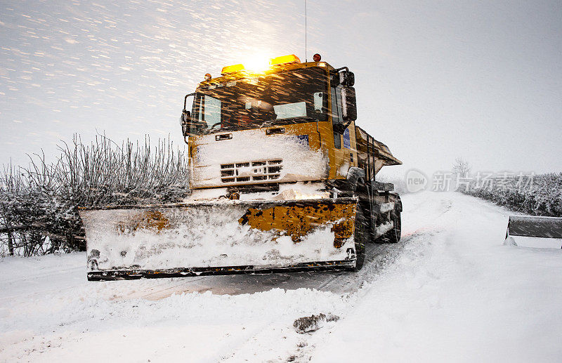 冬天在北约克郡公路上的犁式雪机