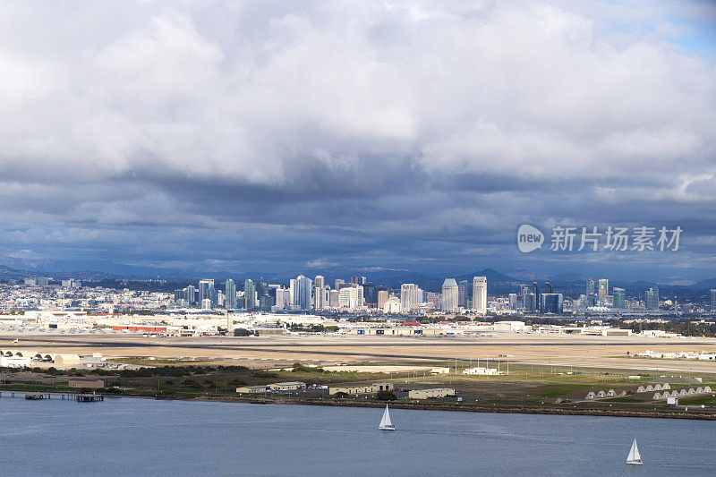 多云天空下，从洛马角看圣地亚哥的天际线