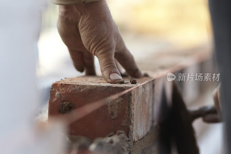 砖匠用再生砖建造新的扩建部分