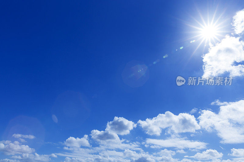 戏剧性的夏日天空与镜头光晕