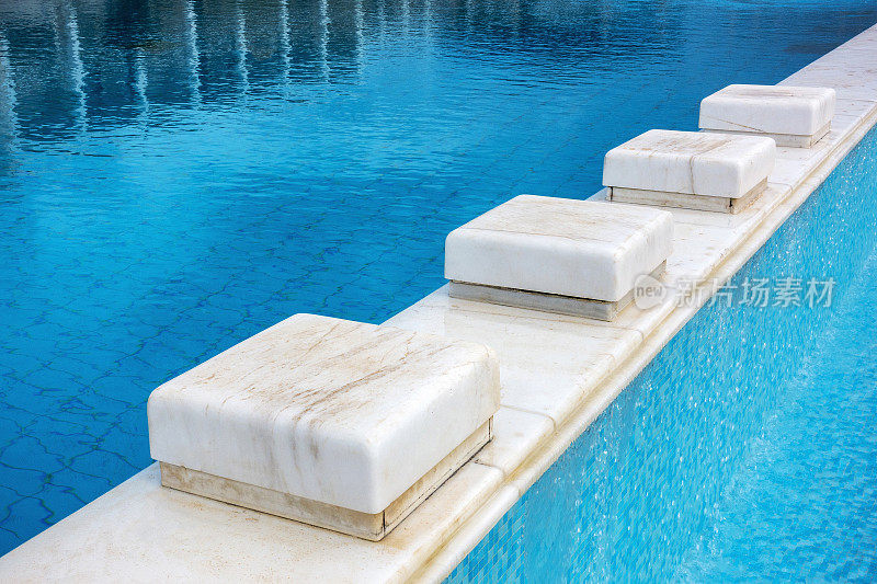 希腊的白色大理石台阶游泳池