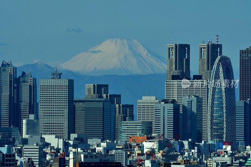 富士山和东京的天际线:白天和黑夜