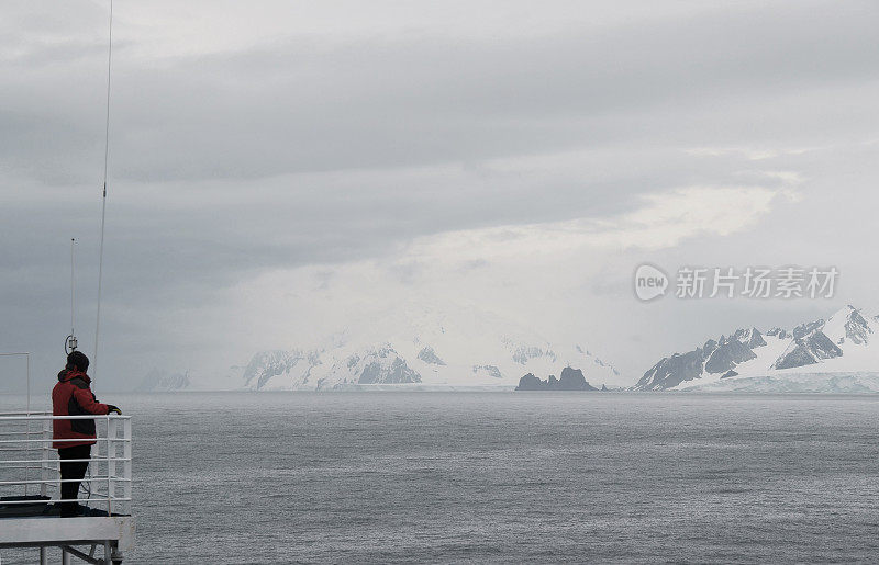 在南极洲的船上，人们看到了冰川