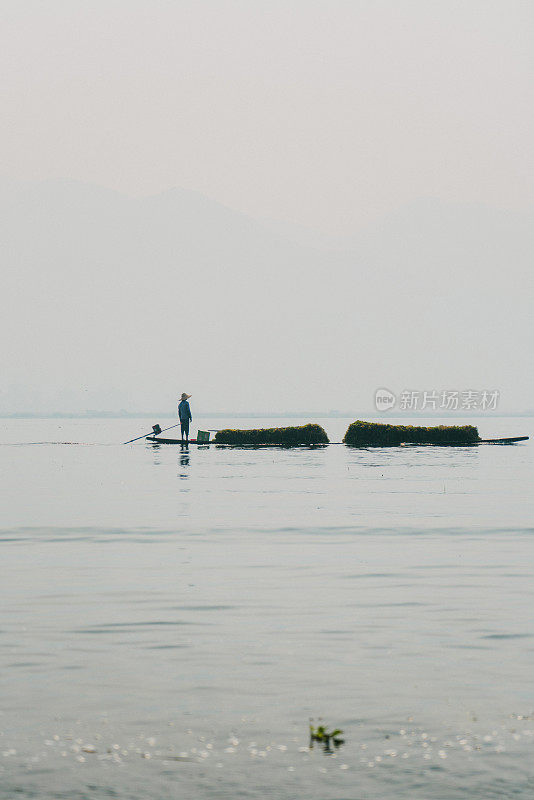 风景剪影的渔民在茵莱湖